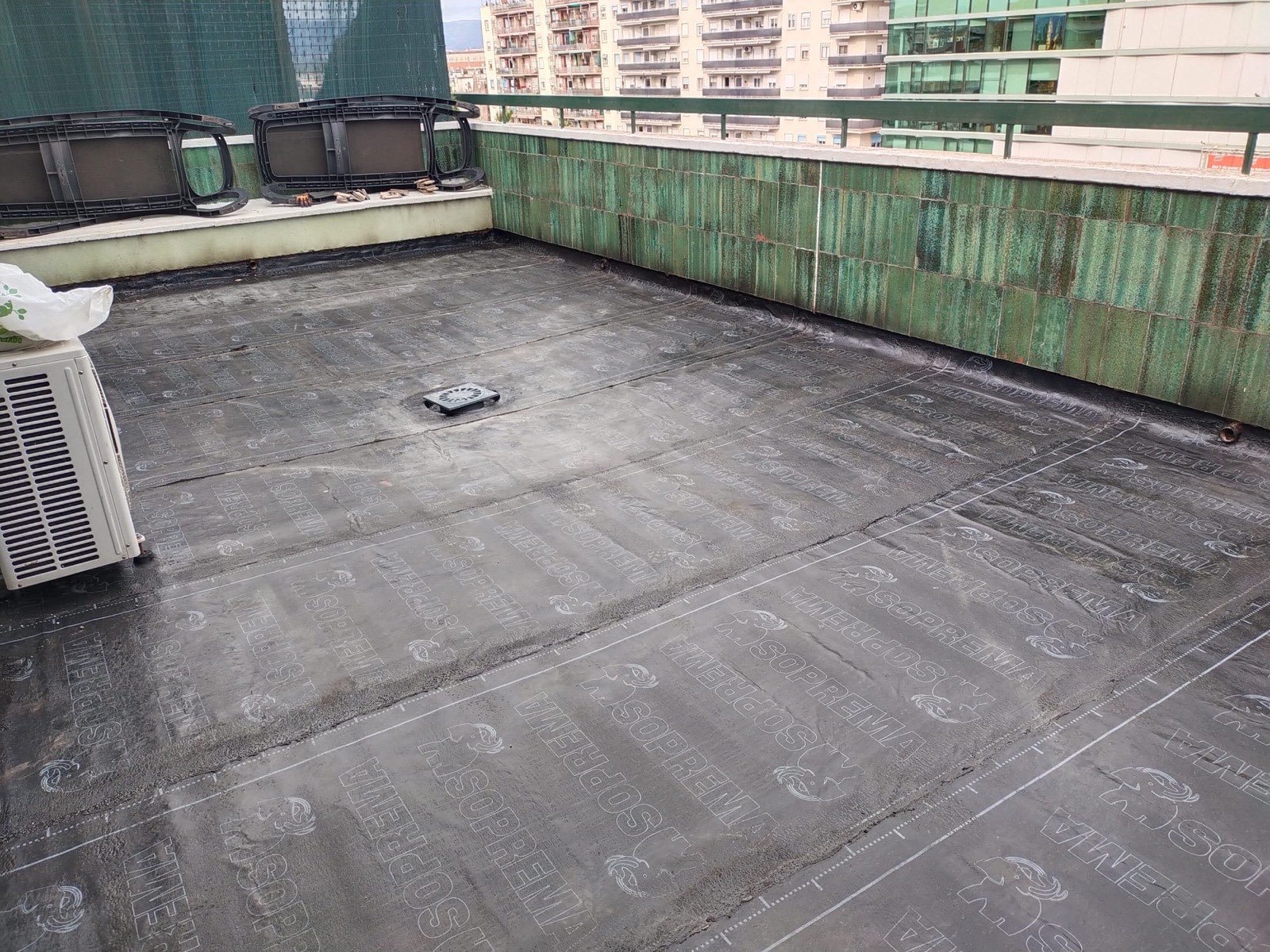 Impermeabilización de terraza con lámina asfáltica colocada antes del nuevo pavimento