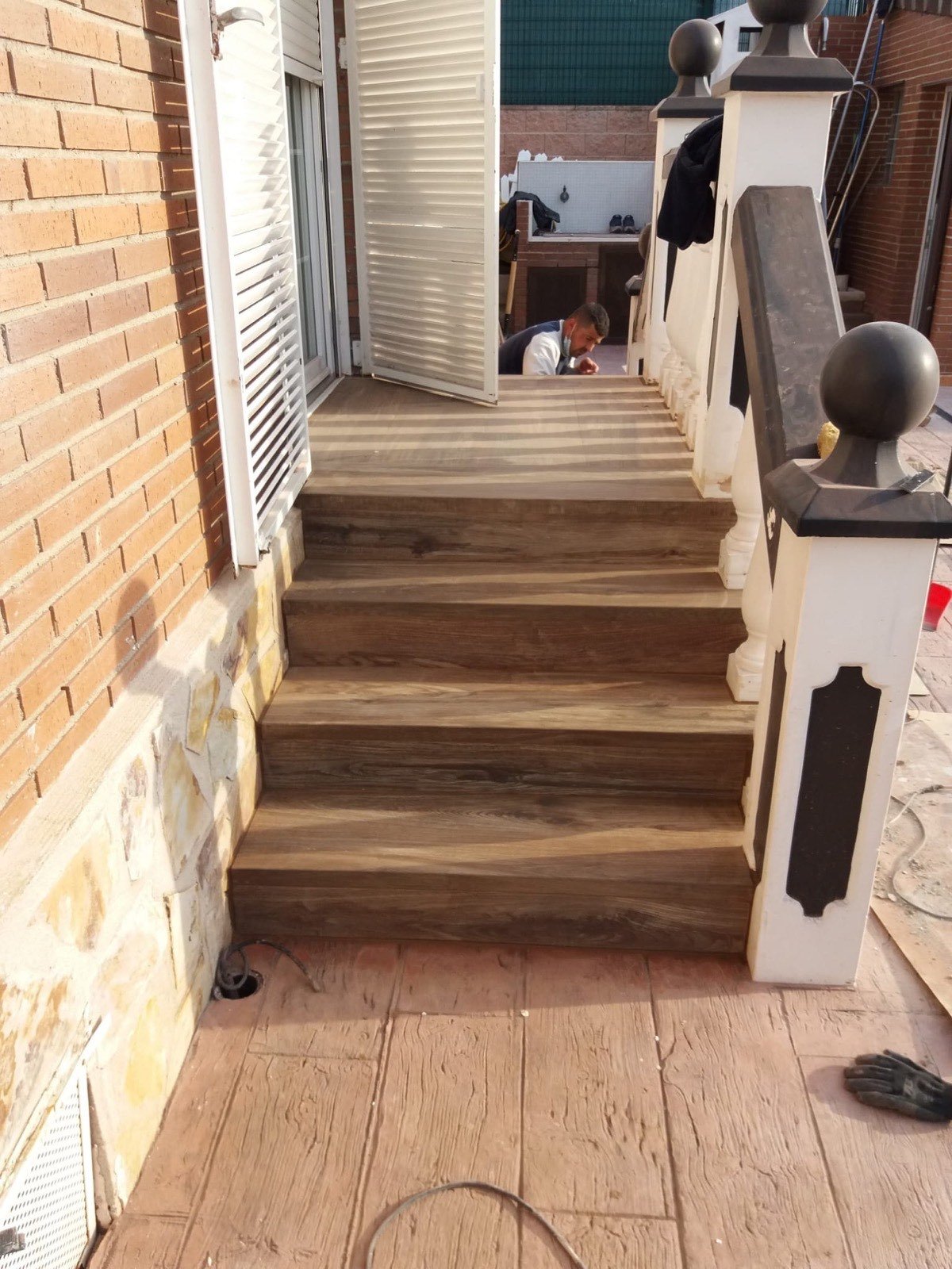 Escalera de acceso exterior reformada con peldaños de gres imitación madera en Tarragona